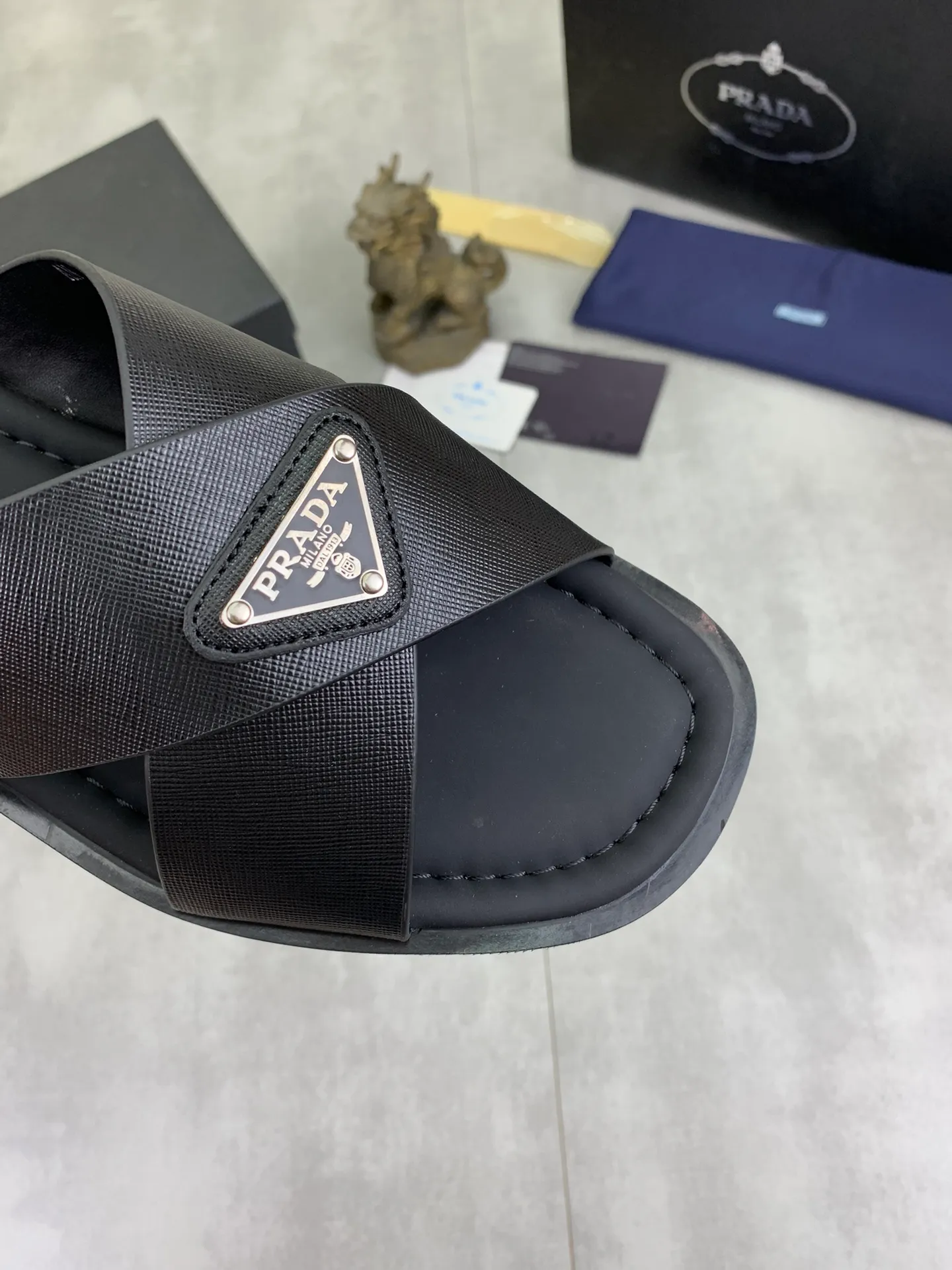 Men's shoes 💰P300💰【New style】🎁🎁🎁 PRADA Prada's new casual slippers, original official website 1:1, perfect workmanship, transmitting a kind of noble luxury, sublimating its definition of luxury in Prada's high-end extraordinary craftsmanship. Original combination outsole, code number: 38-44 (45 customized) 4️⃣colors🉑️ to choose from
